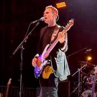 Live shot of Peter Wright (Sting)